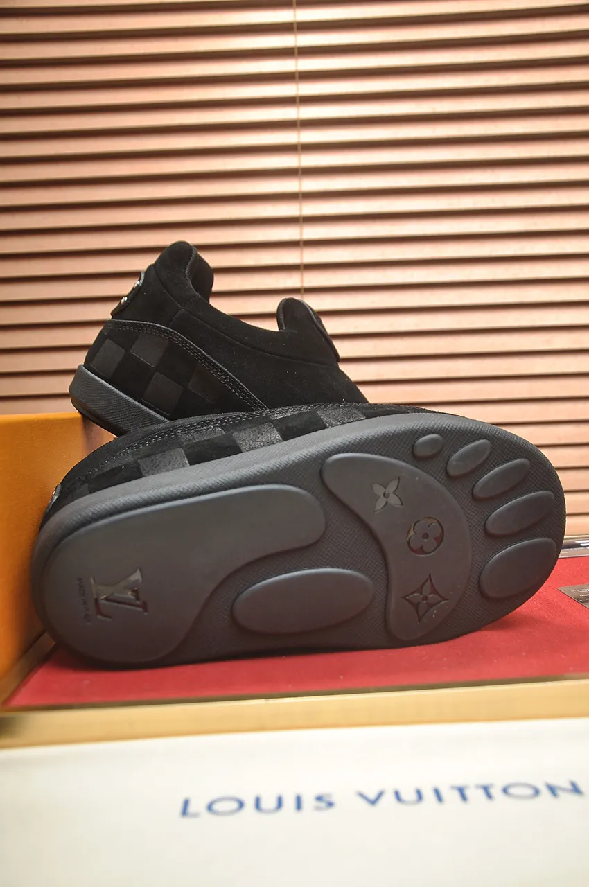 Men's men's shoes💰700💶 🔥New style🔥 LV co-branded nigo, ugly and cute😍Many Internet celebrities have put on their shoes, classic and versatile items.  ❄️Fabric: Imported high mercerized cow suede. ❄️Inner lining: high-grade elastic mesh, ❄️Outsole: original molded outsole, palm print rubber outsole with hidden L letter and Monongram flower ❄️Size: Female 35-41 (Female 41 customized), Male 39-46 (45-46 customized)
